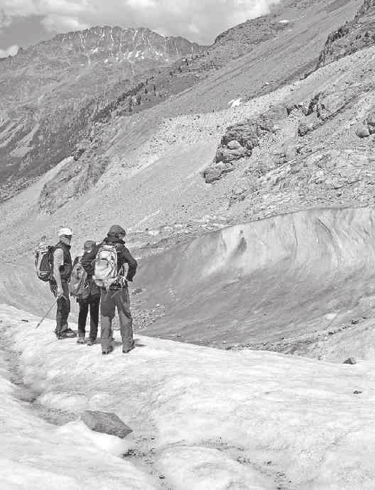 Unterwegs auf dem Morteratsch- und Persgletscher mit dem Glaziologen Felix Keller RETO STIFEL Ganz am Schluss der Gletscherwanderung scheint es kein Halten mehr zu geben.