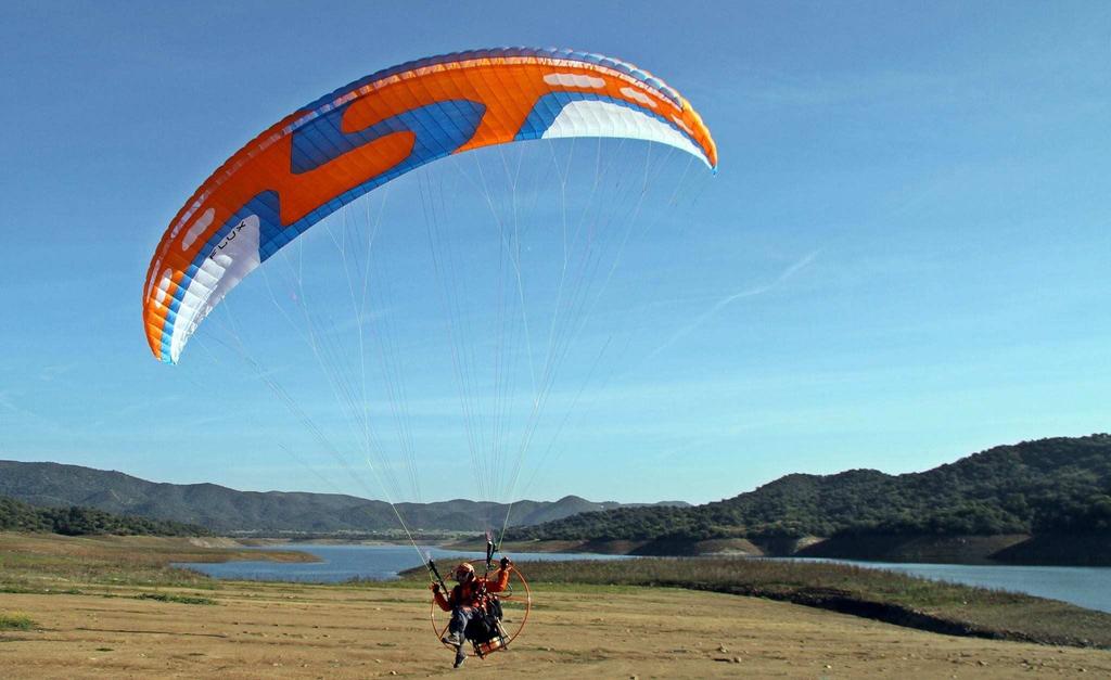 Leicht böig Pilot: Jupp Meis Die Firma Sky Paragliders hat mit dem Motorschirm "Flux" einen Flügel, der als Soloschirm wie auch als Motorschirm zum Einsatz kommt.