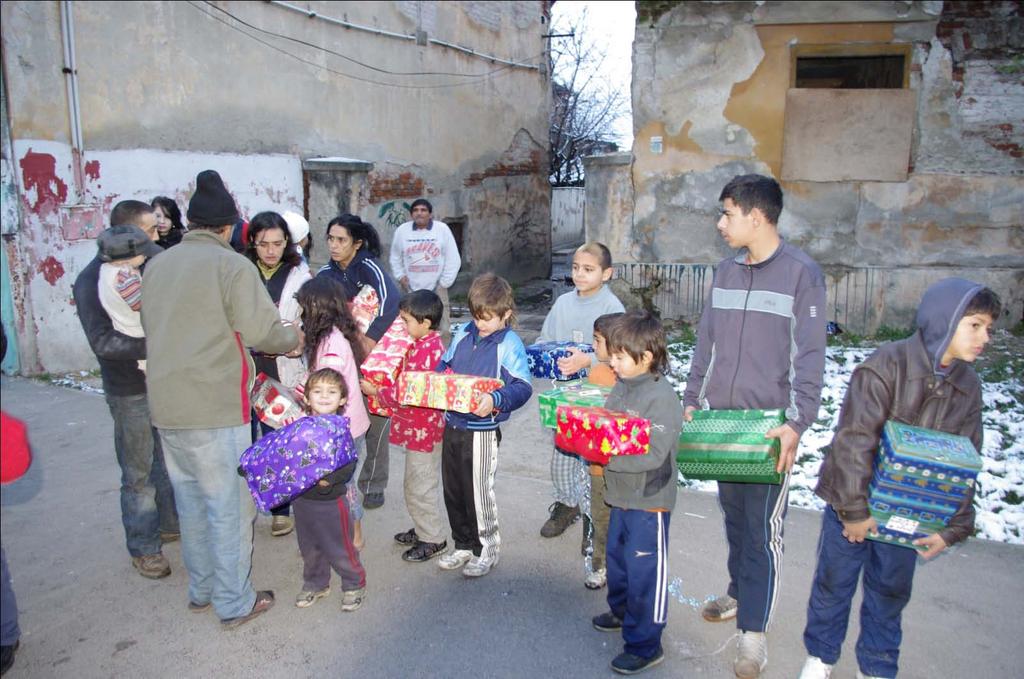 einzusetzen, aufgefallen. Nach dem Kennenlernen haben wir dann gemeinsam Weihnachtspäckchen an Kinder in armen Familien verteilt.