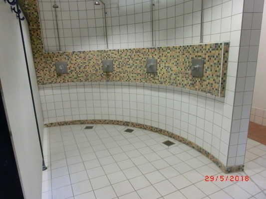 Bodenebene Dusche mit Haltegriff Der Sanitärraum gehört zu: Zimmer 307