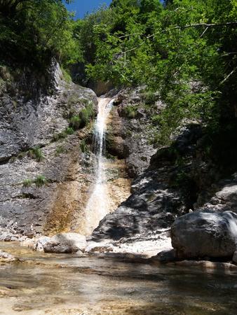 Umgeben von prächtigen Bergen, Wasserfällen und dem smaragdgrünen Fluss Soča steht hier das pittoreske Dom Trenta, das