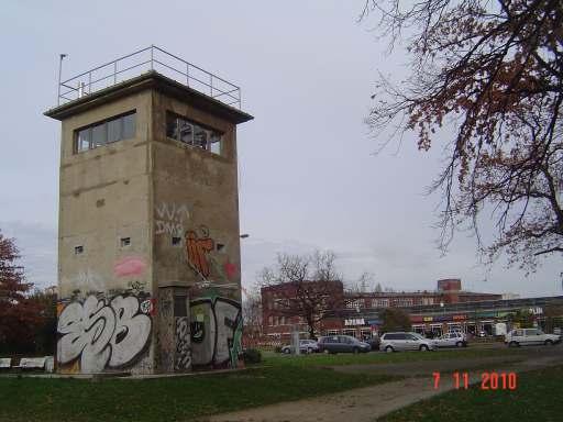 Grenzspuren am Flutgraben Berliner Mauer zwischen den Stadtbezirken Kreuzberg und Treptow B-Turm FüST (BT-6) im Schlesischen Busch Im Hintergrund das ehemalige Betriebsgelände der BVB mit dem