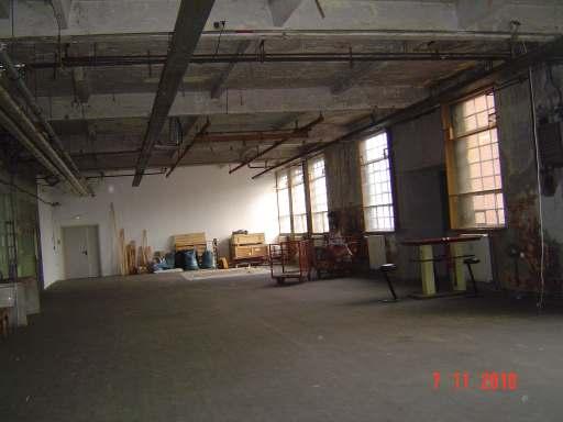 Werkhalle, links ehemalige Meiserbüros, die zum Flutgraben zeigen, wurden mit Glasbausteinen blickdicht gemacht.