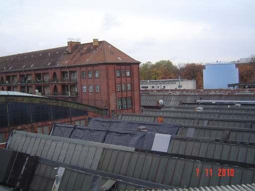 Auf dem Dach des KIB mit Blick auf die Werkstatthallen (rechter Hand befindet sich das dreigeschossige Fabrikgebäude und der Flutgraben).