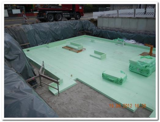 4.1 Konstruktion inkl. Dämmung der Bodenplatte bzw. Kellerdecke mit Anschlusspunkten zu Außen- und Innenwänden Dämmung unter der Bodenplatte (Flachgründung).