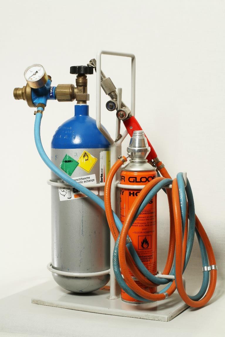 Lötgerät mit Flaschenhalterung Gerät in einem guten Zustand. Den Sauerstoffbehälter und das Hobbygas-Einwegflasche kann man beides bei Gloor nachbestellen. Sauerstofftank leer.