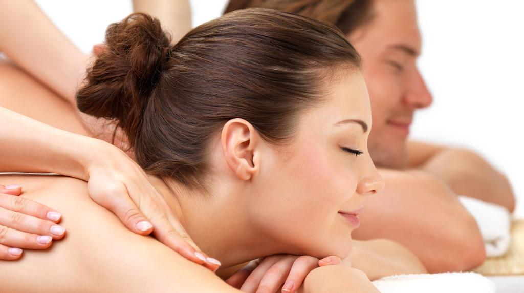 Massagen Classic-Massagen Teilmassage (25 min) 30,- Ganzkörpermassage (50 min) 53,- Kopf-Nackenmassage (20 min) 29,- Aromaölwellnessmassage (50 min) 53,- Bergkristall Fussmassage (25 min) 30,- inkl.