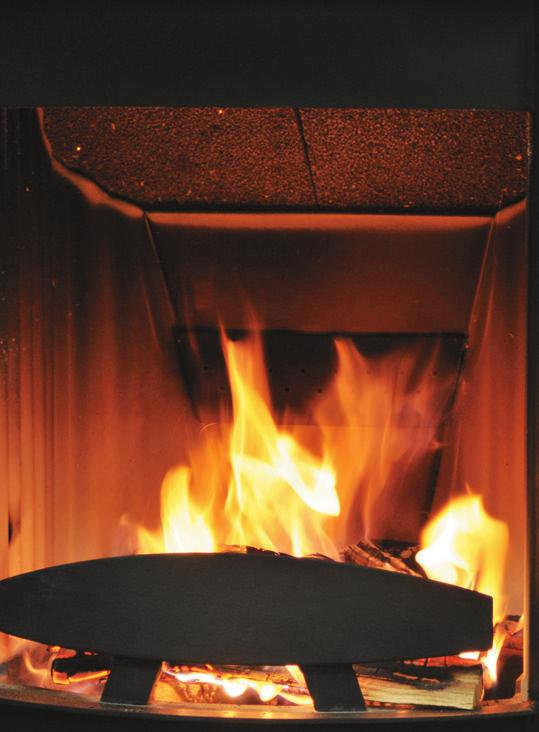 Beim Feuern von Holz soll nach Erreichen der Betriebstemperatur hauptsächlich mit Sekundärluft geheizt werden (Primärluft in eine niedrige Stellung).