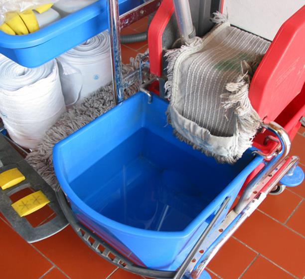 Kontrolle der Reinigung Problem: Wischwagen (Presse) Deutlich ist hier zu erkennen, dass die unreinen Arbeitsgeräte im Kontakt mit reinen Handtuchrollen bekommen.