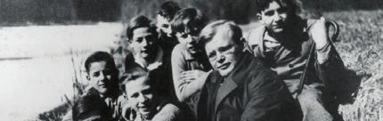 Bonhoeffer mit Konfirmanden im Harz, 1932 Bonhoeffer war zur letzten Konsequenz bereit: dem eigenen Tod. Durch seinen Tod im Konzentrationslager Flossenbürg gilt er manchen als christlicher Märtyrer.