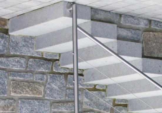 Herschenberger grau Blockstufen gespalten grau Trittfläche und Unterseite gesägt, Kanten umlaufend maschinell gespalten, allseitig sandgestrahlt,