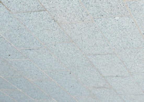 Bodenplatten im Aussenbereich - gattergesägt oder - allseitig sandgestrahlt (Kanten durch das Strahlen gerundet) - geflammt mit Aufzahlung (scharfkantig)