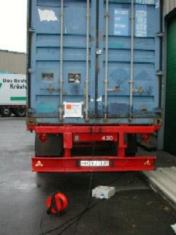 Mobile Abgasreinigungsanlage Bildbeschreibung 1 Mobiler Frachtcontainer auf einem zugewiesenen Begasungsplatz Der nhalt des Frachtcontainers wird mit Phosphorwasserstoff begast.