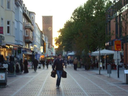 7: Leverkusen im Herbst 2007) als auch mit der RheinBerg-Galerie (Eröffnung Ende 2008) wurden rd. 23.000 m² zusätzliche Einzelhandelsflächen in der Innenstadt realisiert.
