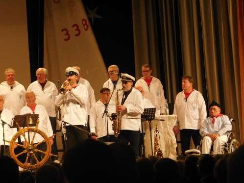 Der beeindruckende Männerchor in schöner Matrosenkluft, präsentierte eine breite Palette Seemannslieder, Stimmungs- und Weihnachtslieder.