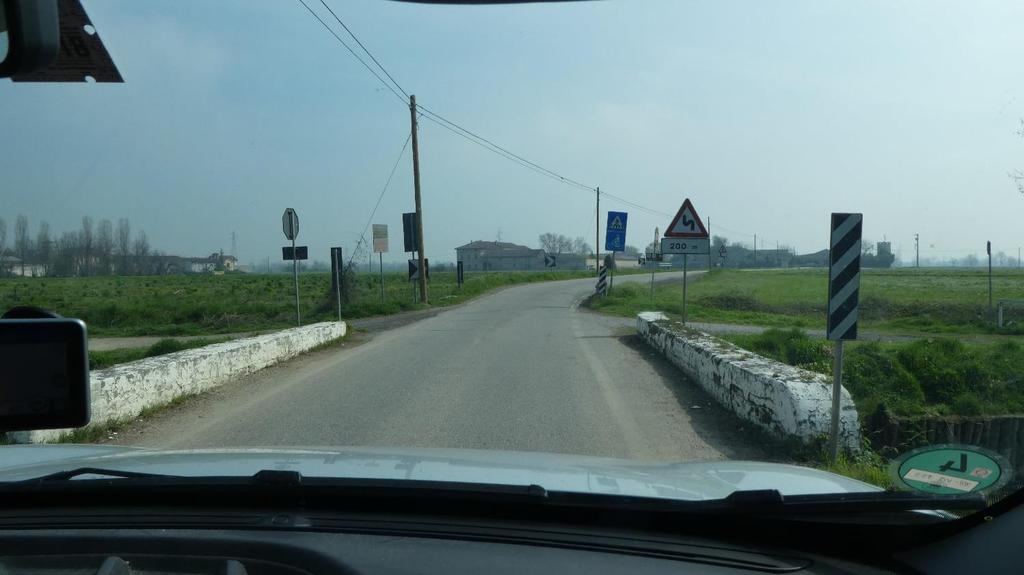 Wechselpunkt bei Migliaro Läufer kommen von links Migliaro rechts Vor der Straße rechts