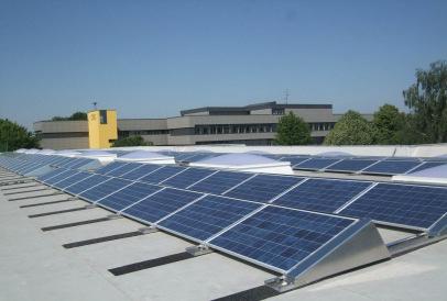 Photovoltaikanlagen auf Dächern städtischer Gebäude könnten 33 Vier- Personen-Haushalte ein