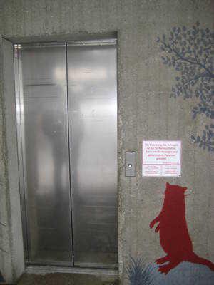 Länge des längsten Rampenlaufs: 3 m Handlauf vorhanden: beidseitig Außenaufzug (Turm mit Aufzug) Außenaufzug (Turm mit Aufzug) Außenaufzug (Turm mit Aufzug) Außenaufzug (Turm
