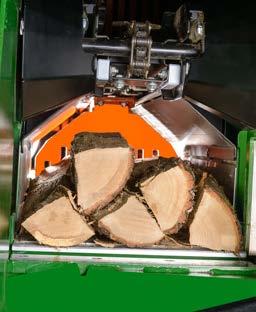 In bequemer Arbeitshöhe von 100 cm nimmt die ruhende Holzlade die Meterscheite auf und verarbeitet sie