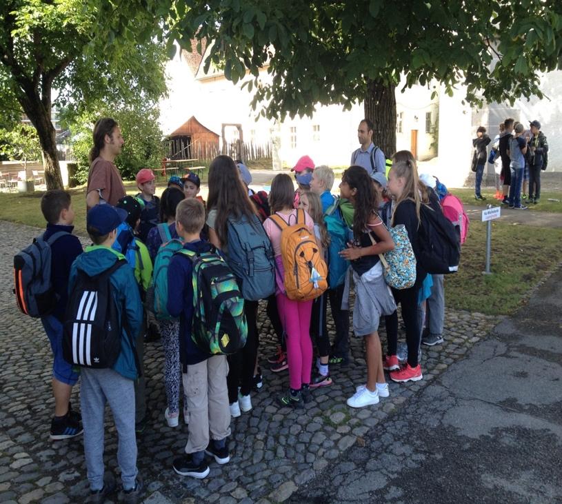 Zu Beginn sensibilisierte der Schulleiter der UMAs aus Aarau die Schüler und Schülerinnen auf die bevorstehende Begegnung.