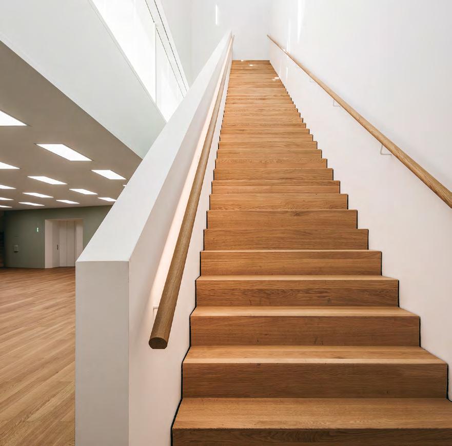 Treppen aus Parkett STILVOLL INTEGRIERT Treppen sind längst nicht mehr nur der direkte Weg ins Obergeschoss, sondern ein detailreiches Gestaltungselement mit grossem Einfluss auf die Raumwirkung.