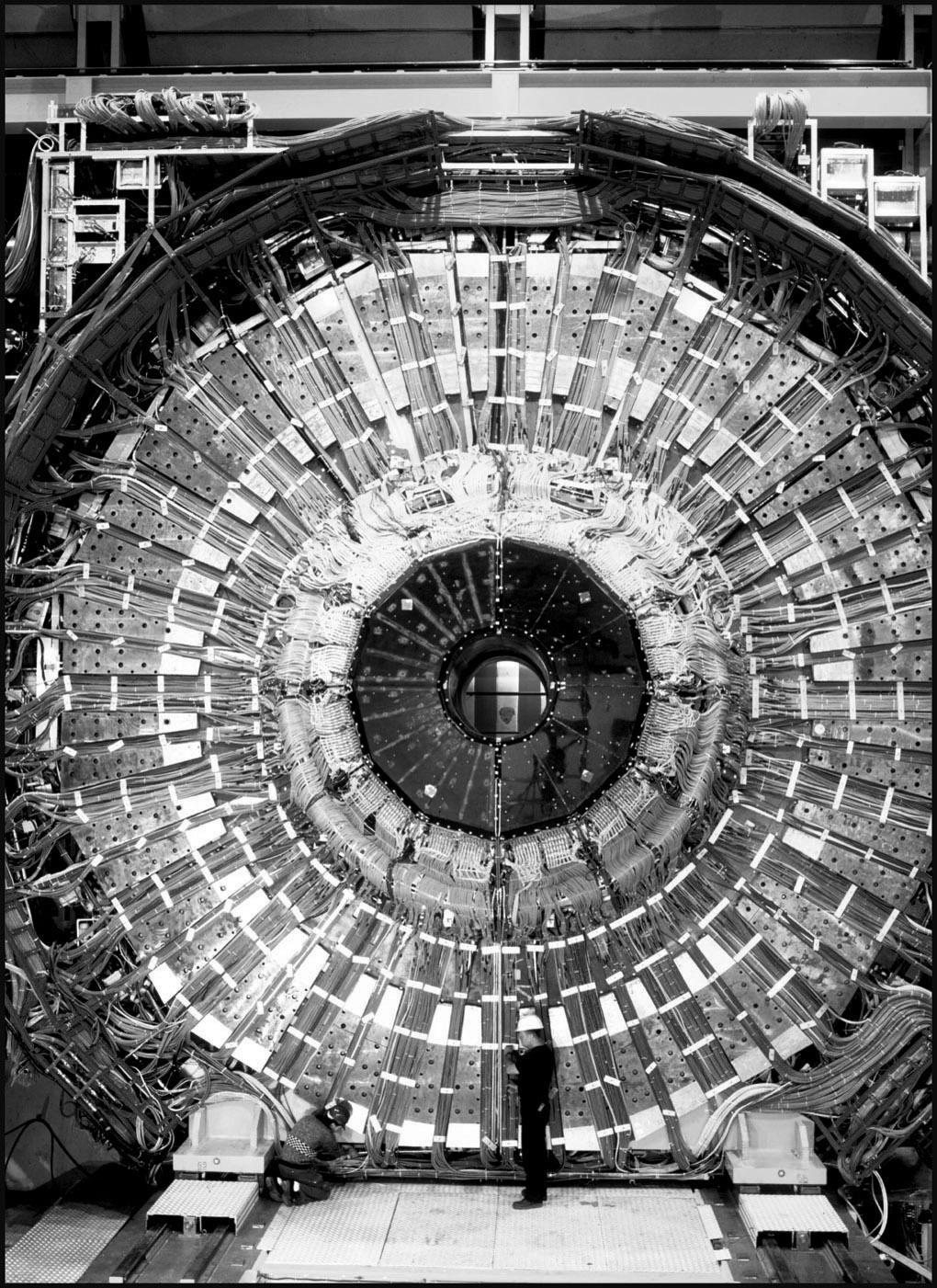 Detektoren Große Apparate zum Nachweis der erzeugten Teilchen (typisch 10 m 10 m 10m) Internationale