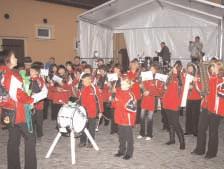 Aus diesem Anlass beging die Gemeinde am 13. Oktober das 1. Oktoberfest mit zünftiger Musik von Schalmaienkapelle und Band, Gezapftem und den passenden Speisen. Bürgermeister Rolf Hermann (r.
