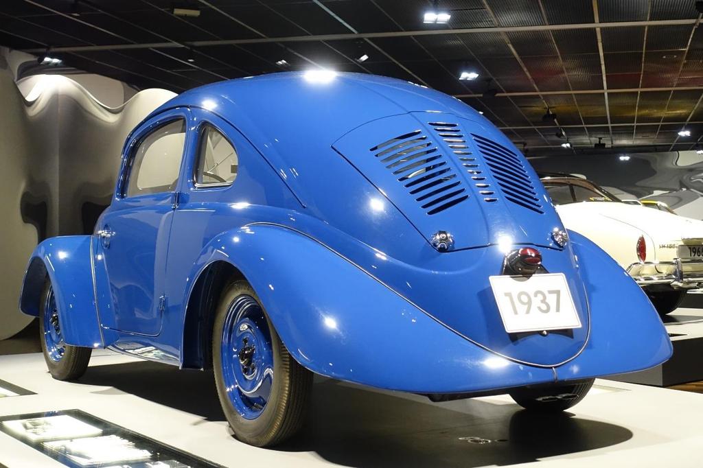 Der Prototyp von Porsche. Es wurden insgesamt 2.4 Mio. Testkilometer gefahren und protokolliert bevor dann daraus der legendäre Volkswagen, VW Käfer entstand. Dieser Porsche hat noch kein Heckfenster.