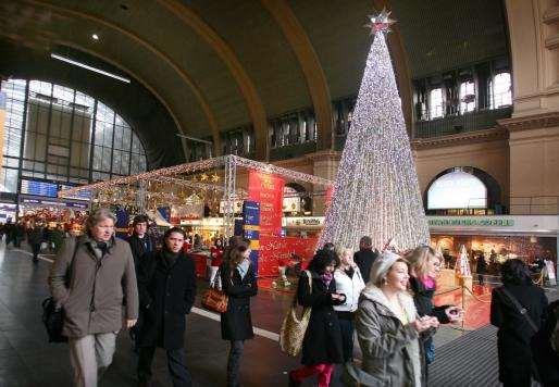 City-Bahnhöfe Dreh- und Angelpunkt zur Weihnachtszeit Die Innenstädte sind voll, alle