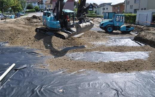 Mit Drehbewegungen wird temporär ein Stahlrohr