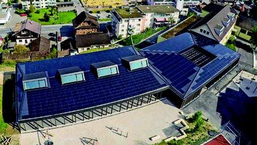 Dies zeigt das Projekt der Üserhuus AG, die Solarfassade «Swissness» mit den Kantonswappen der Schweiz vor der Umweltarena in Spreitenbach.
