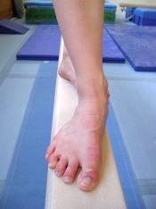 Körperbeherrschung wird geschult durch Ballett, Körperpositionen und Krafttraining. Akrobatische und gymnastische Elemente sind keine Gleichgewichtsübungen!