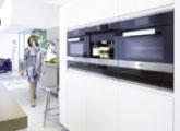 Hinzu kommen, etwa in der Küche oder beim Waschen, eine Vielzahl komfortabler und zuverlässiger Automatikprogramme mit Geling-Garantie und ganz viel Liebe zum Detail.