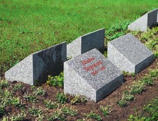 So ist garantiert, dass die Partner nebeneinander die letzte Ruhe finden. Zwei einheitlich gestaltete Grabsteine weisen die Namen und Lebensdaten der beiden Verstorbenen auf.