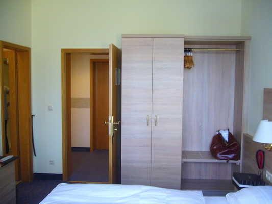 Zimmertyp: Doppelzimmer Bewegungsfläche vor wesentlichen, immobilen (feststehenden) Einrichtungsgegenständen (z.b. Schrank) - Breite: 250 cm.