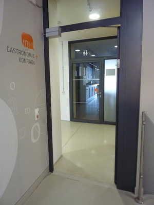 ) Tür im Flur zwischen Counter und Toilette für Menschen mit Behinderung Tür