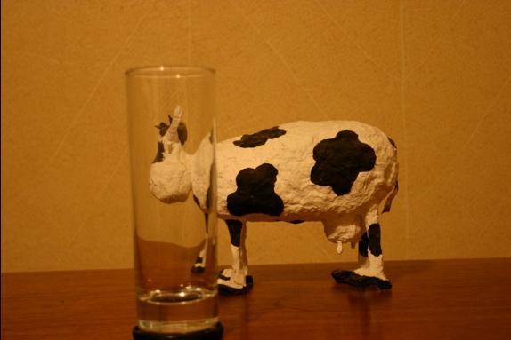 Aufgabe 5 Sonja hat zu Hause eine interessante Beobachtung gemacht. Als sie ein Glas Wasser vor die Glückskuh stellte, hat sich die Kuh verändert.