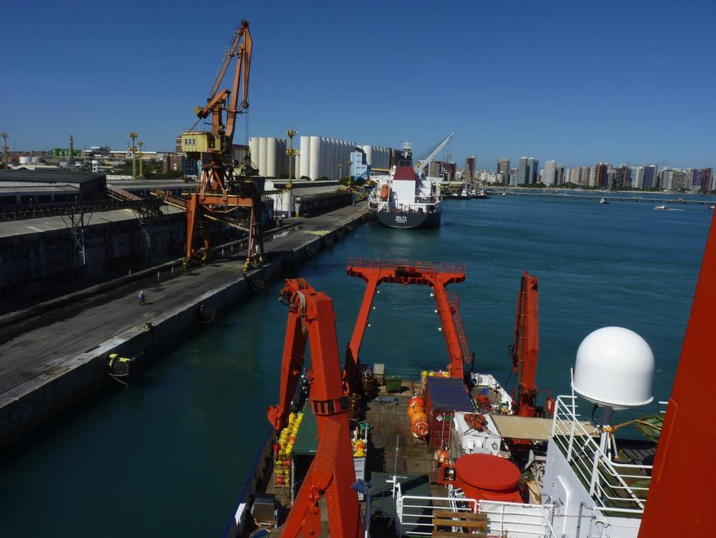 Abb. 2: Mit (fast) vollständiger Ausrüstung an Bord verlässt METEOR den Hafen von Fortaleza.