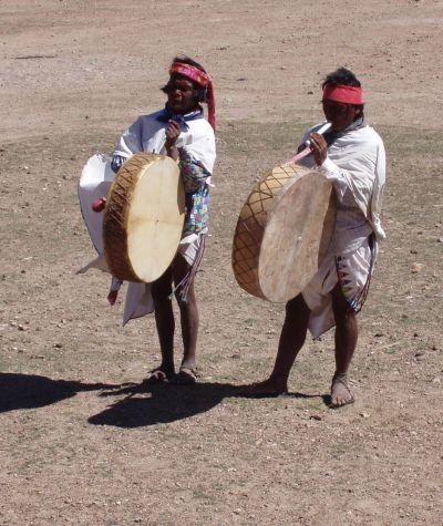 Tarahumara-Trommler Laufen hat in der Kultur der Tarahumaras einen hohen Stellenwert, problemlos legen sie barfuß Strecken von 300 Kilometern zurück.