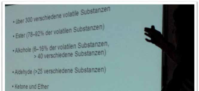 Fr. Dr. Becker stellte aber auch komplexere Geschmacksstoffe des Apfels dar und konnte so auch auf die Vielfalt der Geschmacksträger hinweisen (s. Abbildung 2).