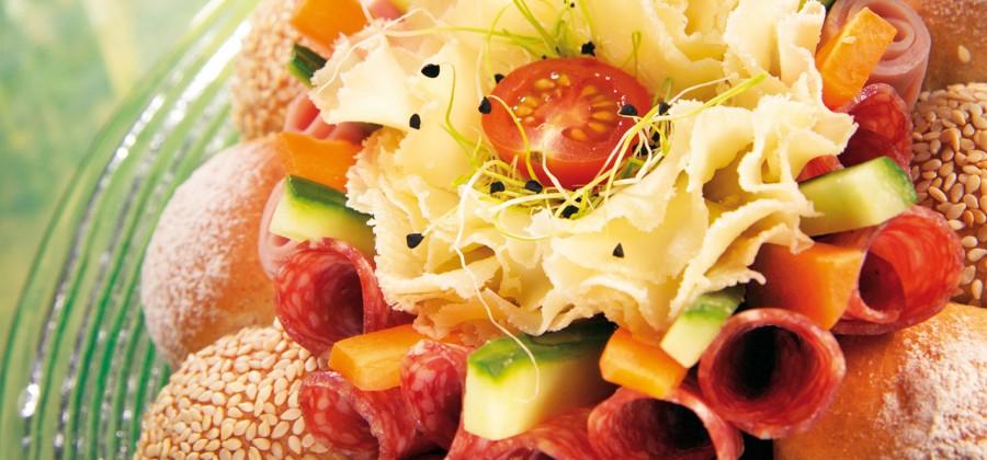 Partybrot gefüllt Überraschen Sie Ihre Gäste mit einer originellen Brotplatte garniert mit frischem Fleisch, Käse, Früchten oder Gemüse!