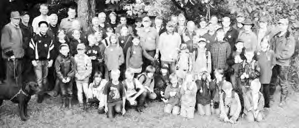 Kinder erkunden gemeinsam mit den Jägern Wild, Wald und Jagd 55 Zu Ferienbeginn trafen sich 25 Kinder bei schönem Wetter, um Wild, Wald und Jagd zu erkunden und eine schwierige