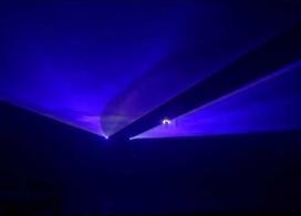 Strahlen gespiegelt Stairville DJ-Lase 400-B Dank der echten blauen 400mW Laserdiode (445 nm) in Discotheken, Clubs,