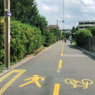 Die nahe Bushalte station «Sternmatt» wird von drei Buslinien bedient.