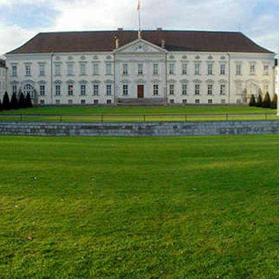 Zelten am Schloss Bellevue Bundespräsident Horst Köhler, selbst ehemaliger Pfadfinder, wünscht sich ein Internationales Zeltlager am Schloss Bellevue.