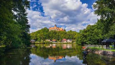 BURG SCHÖNFELS Von Rittern, Vögten und Wettinern Wer eine unverfälschte mittelalterliche Wehranlage kennenlernen will, findet sie in der Burg Schönfels.