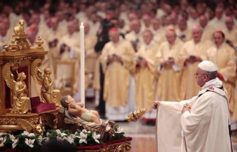 Bei seiner traditionellen Christmette im Petersdom erinnerte Papst Franziskus an das Leid der Flüchtlinge.