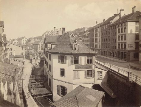 2.3. Bei der Verzweigung von Lämmlisbrunnen- und Linsebühlstraße Holzbrücken über die Steinach bei der
