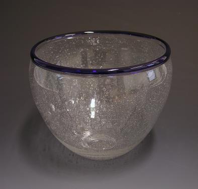 O 2011 01 Vase opalweiß, Stäbchen bunt,