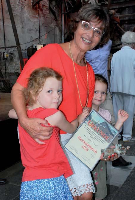 6 Ehrenamtspreis für Dagmar Faust Gisela Schäperclaus Der Vorstand nahm das große Familienfest Anfang September dieses Jahres zum Anlass, unseren 9.